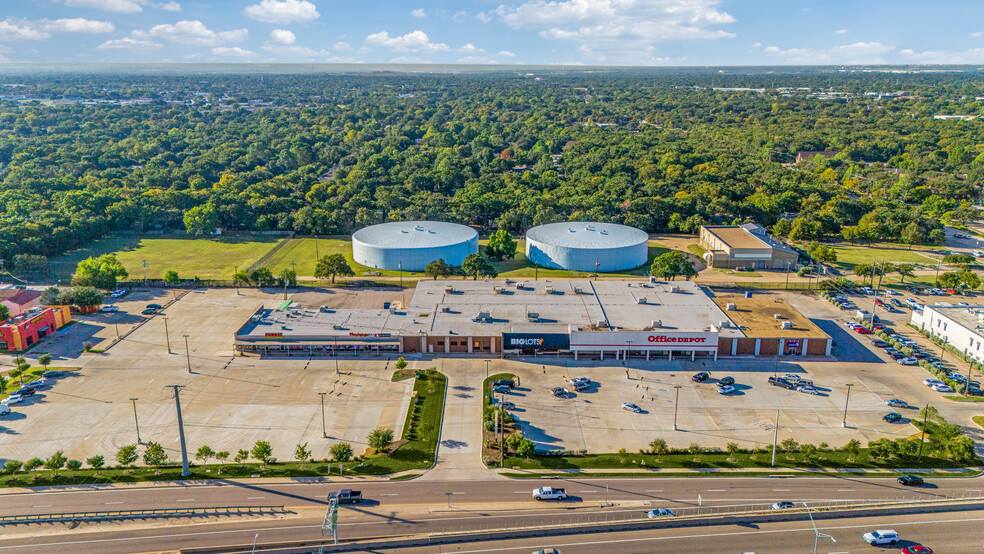 Primary Photo Of 930-1000 W Airport Fwy, Irving Health Club For Sale