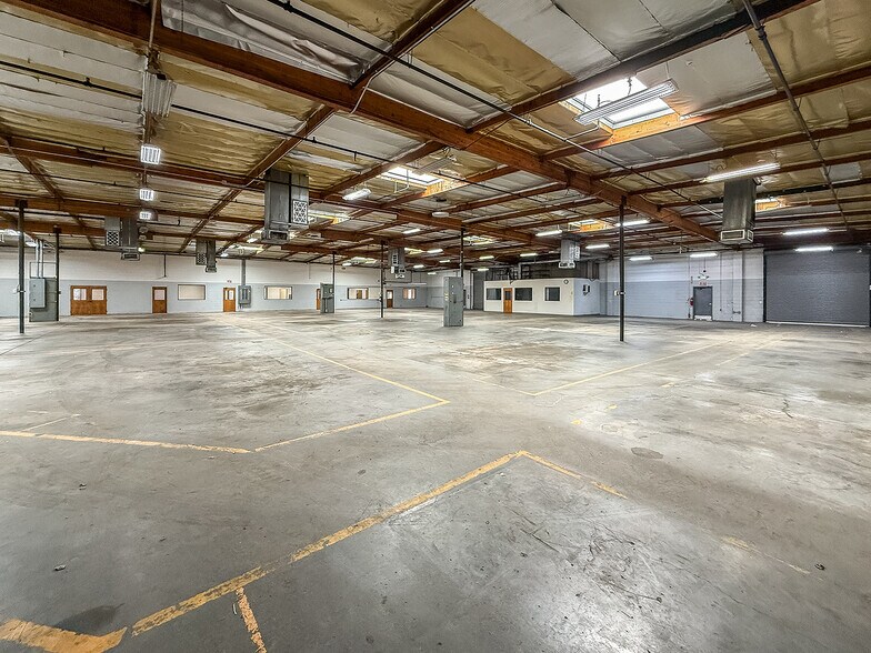 More Photos Of 8866 Laurel Canyon Blvd, Sun Valley Manufacturing For Lease