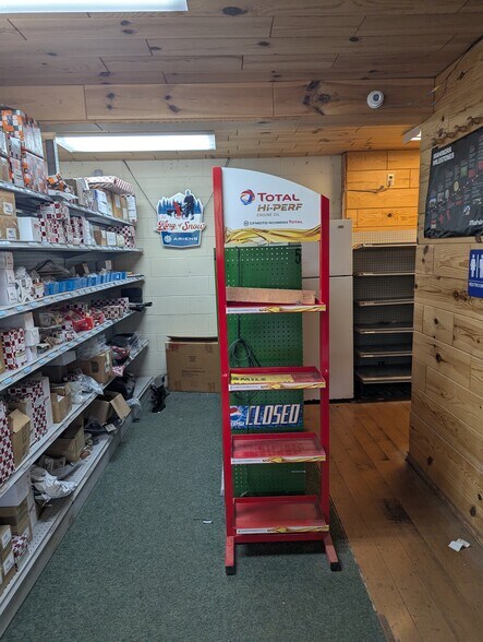 More Photos Of 14367 Lincoln Hwy, Everett General Retail For Sale