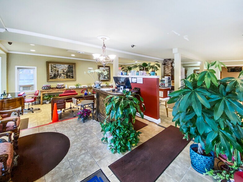 More Photos Of 108 Church St NE, Vienna Freestanding For Sale
