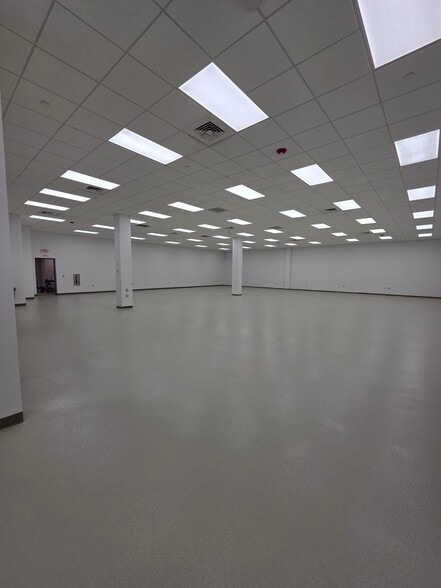 More Photos Of 111 Phoenix Crossing, Bloomfield Showroom For Lease