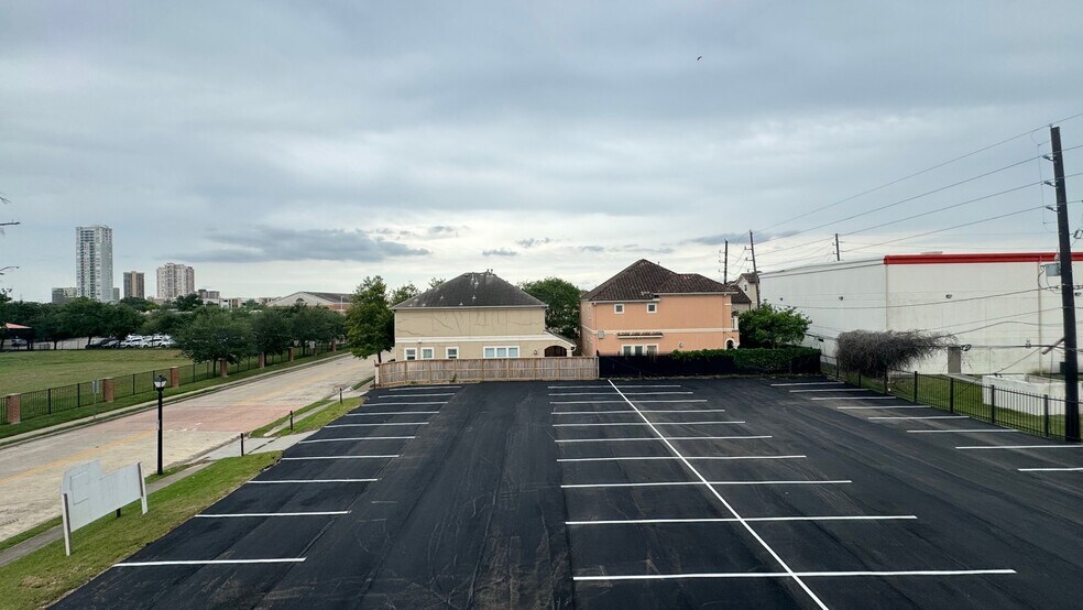 More Photos Of 5525 Westheimer Rd, Houston Freestanding For Lease