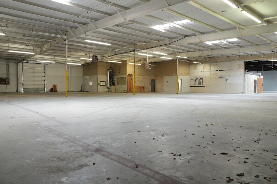 More Photos Of 501 Industrial Dr, Richardson Warehouse For Lease