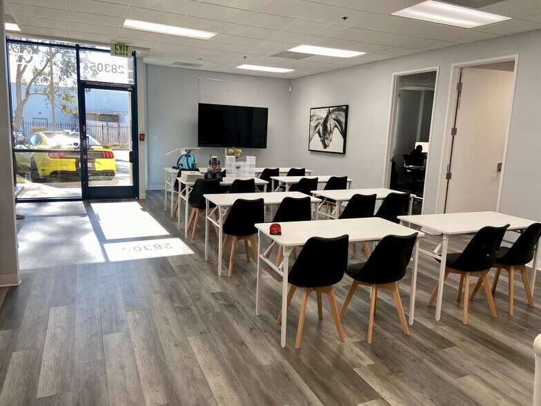 More Photos Of 28303-28319 W Industry Dr, Valencia Warehouse For Lease