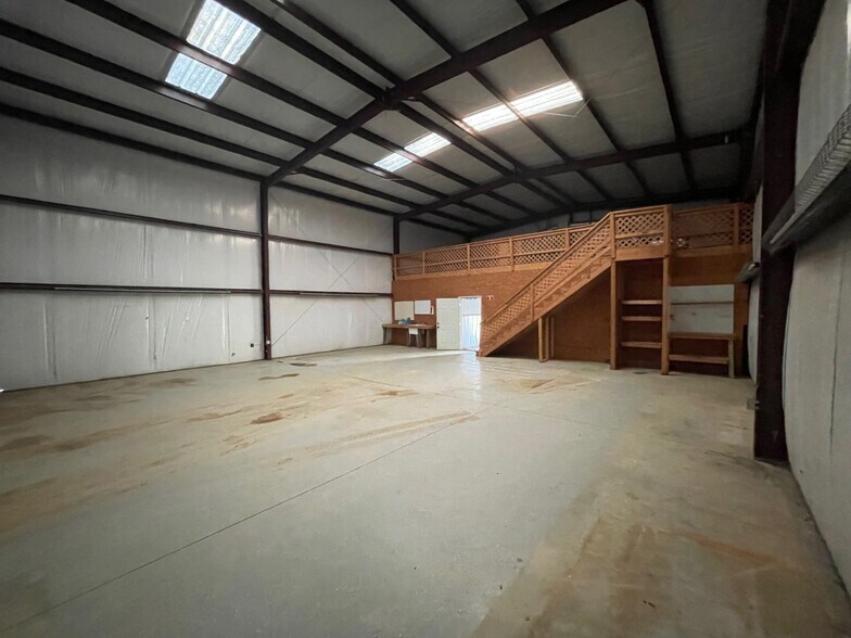 More Photos Of 311 Applegate Ln, Pelham Flex For Lease