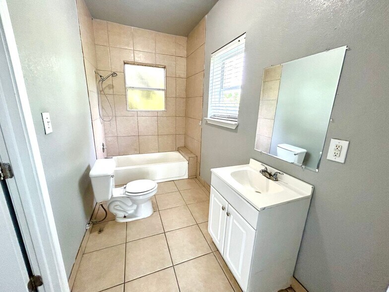 More Photos Of 1409 W Woodlawn Ave, San Antonio Apartments For Sale