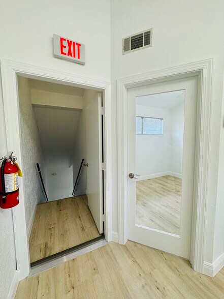 More Photos Of 5235 Ramsey Way, Fort Myers Office For Sale