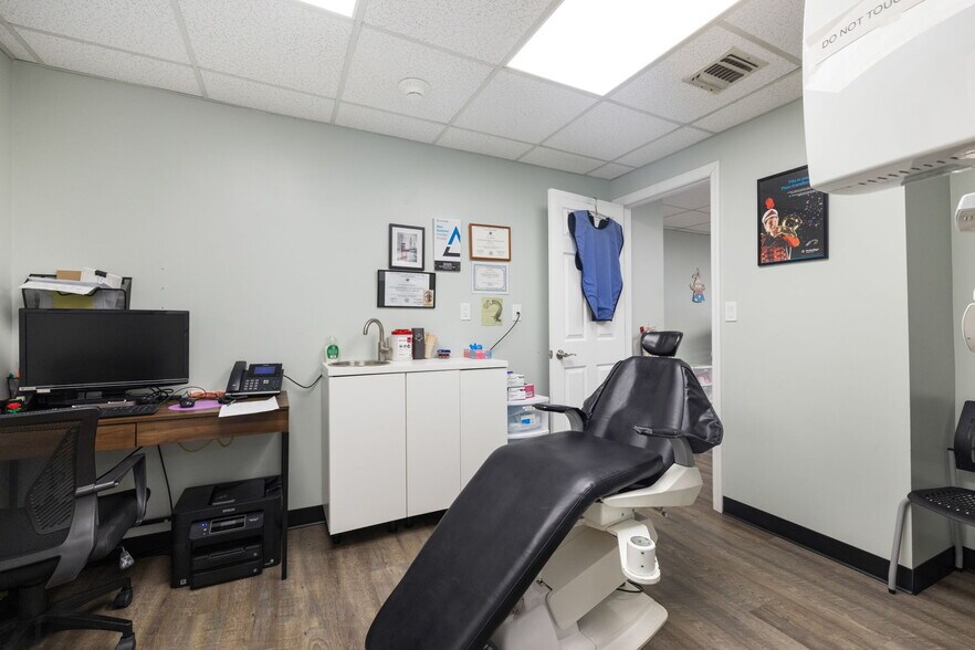 More Photos Of 500 New Hempstead Rd, New City Medical For Sale