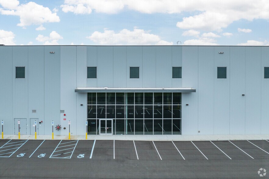 More Photos Of 1001 Express Drive North, Yaphank Unknown For Lease