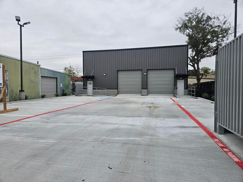 Primary Photo Of 1013 Brazos St, Rosenberg Auto Repair For Lease