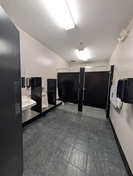 More Photos Of 569 S Main St, Englewood Storefront Retail Office For Lease