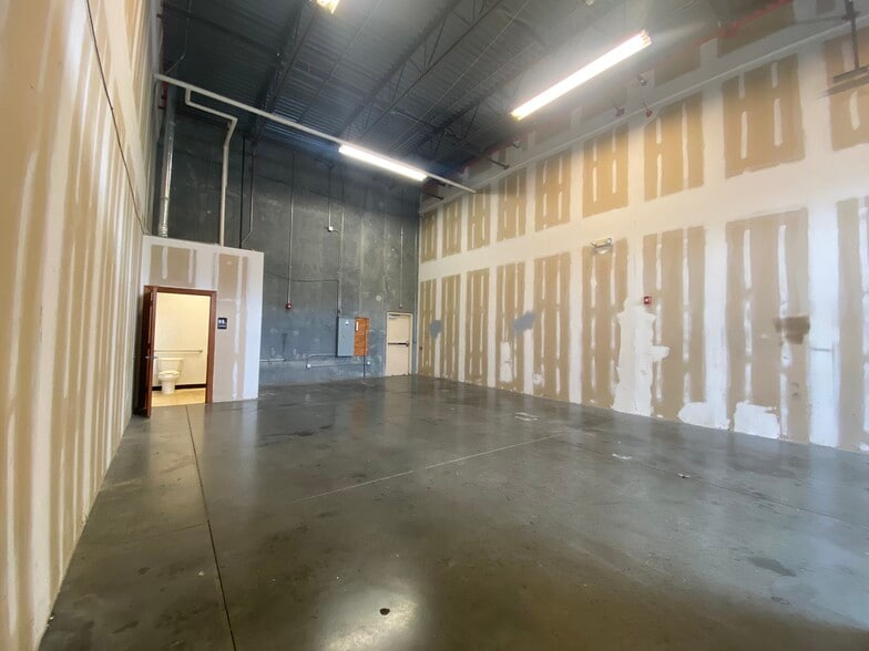 More Photos Of 658 Griffith Rd, Charlotte Warehouse For Lease
