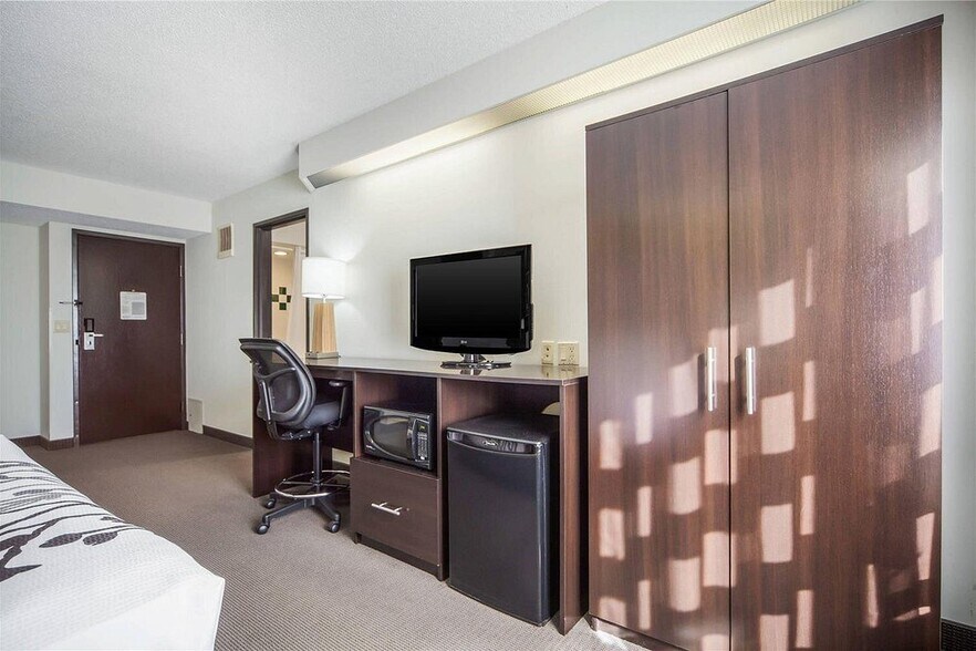 More Photos Of 303 23rd St, Columbus Hotel For Sale