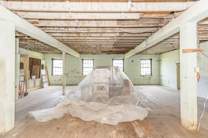 More Photos Of 1340 W Main St, Wytheville Loft Creative Space For Sale