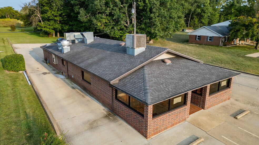 More Photos Of 924 N Main St, Mountain Grove Restaurant For Sale