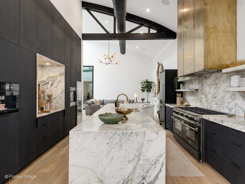 More Photos Of 2733 N Pulaski Rd, Chicago Showroom For Sale