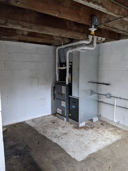 More Photos Of 212 S Kennedy, Bradley Auto Repair For Lease