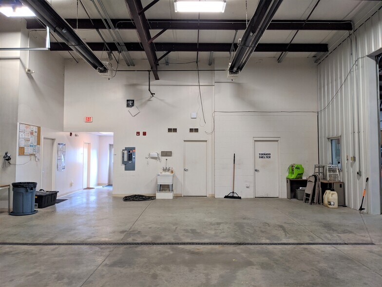 More Photos Of 14150 Carole Dr, Bloomington Flex For Lease