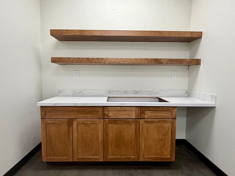 More Photos Of 4308 Grant Blvd, Yukon Medical For Lease