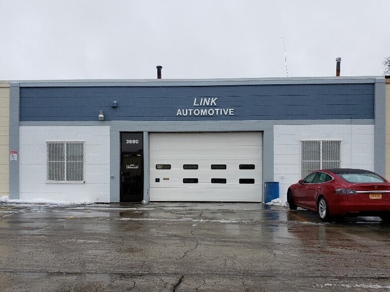 Primary Photo Of 3880 Industrial Ave, Rolling Meadows Auto Repair For Sale