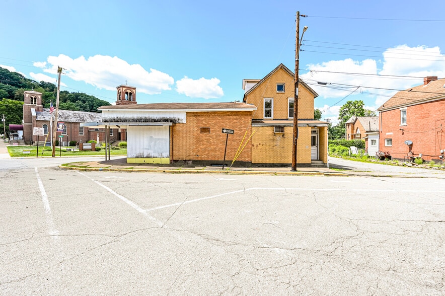 More Photos Of 537 S 5th St, Jeannette Freestanding For Sale
