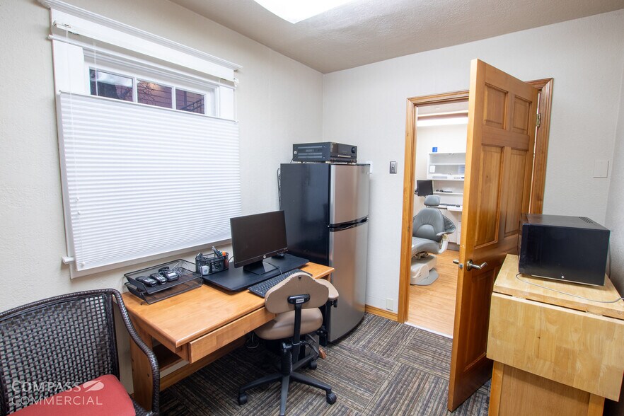 More Photos Of 207 NW 6th St, Redmond Medical For Sale