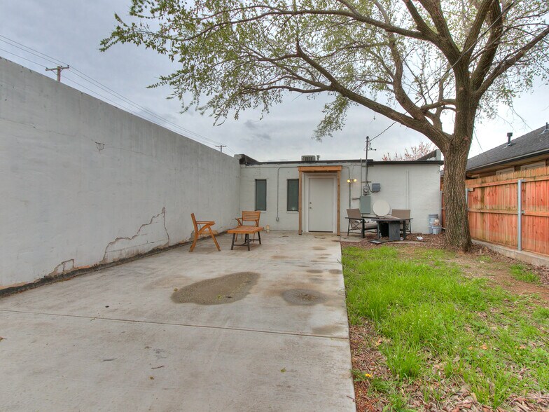 More Photos Of 527 E Main St, Norman Storefront For Lease