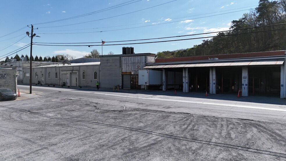 More Photos Of 326 S Marble St, Rockmart Distribution For Sale