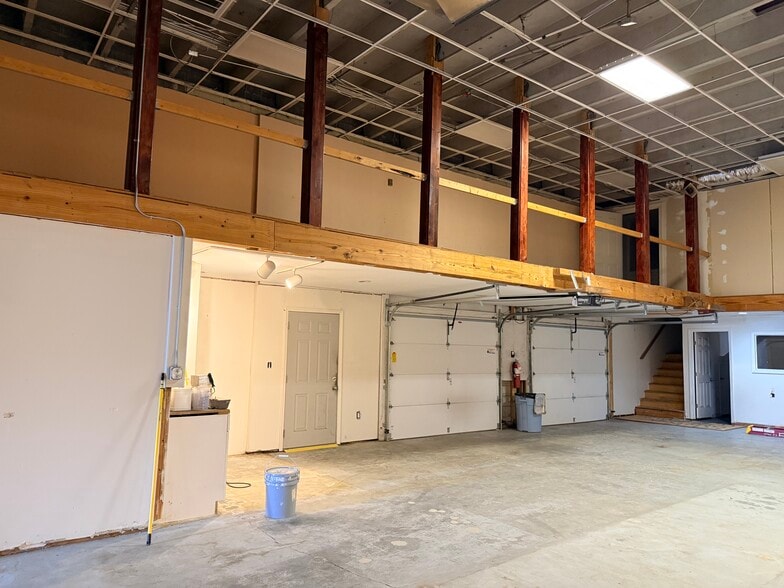 More Photos Of 106 Free Hill Rd, Hendersonville Warehouse For Lease