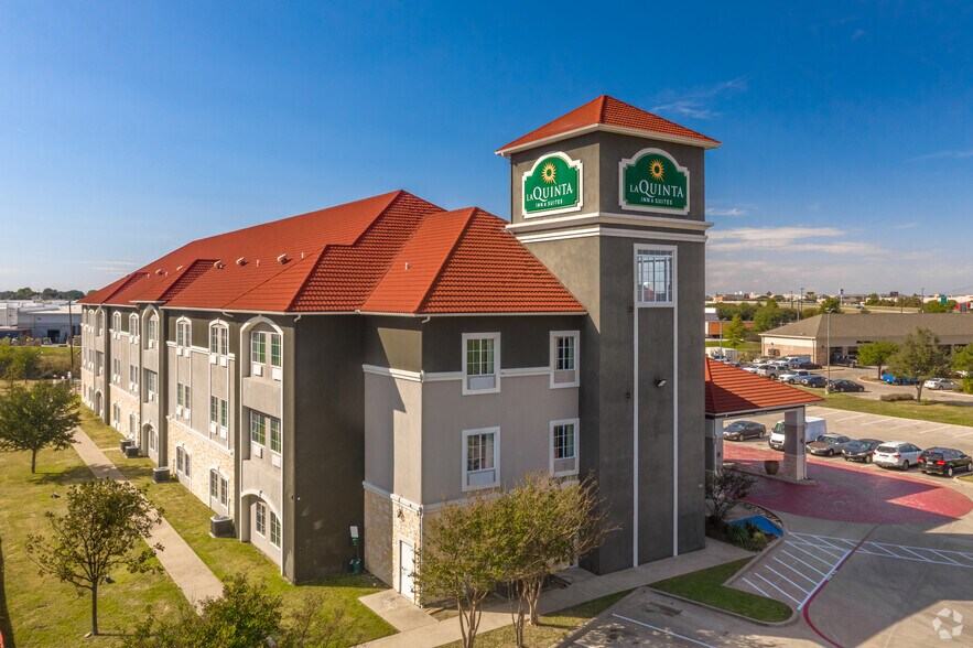 Primary Photo Of 311 Stadium Dr, Waxahachie Hotel For Sale