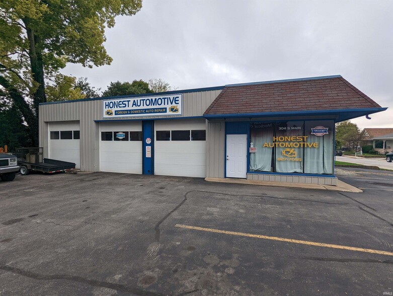 Primary Photo Of 304 S Main St, Bluffton Auto Repair For Sale