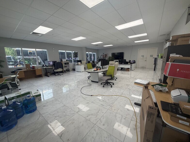 More Photos Of 3600 Westview Dr, Naples Showroom For Lease