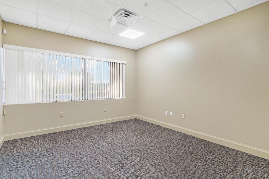 More Photos Of 1904 Thomas Ave, Leesburg Office For Sale