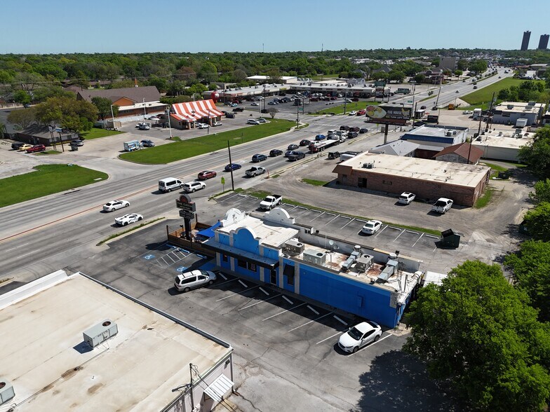 More Photos Of 1725 W University Dr, Denton Freestanding For Sale