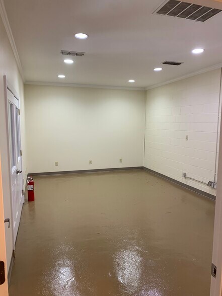 More Photos Of 123 E Plymouth Rd, Columbus Industrial For Lease