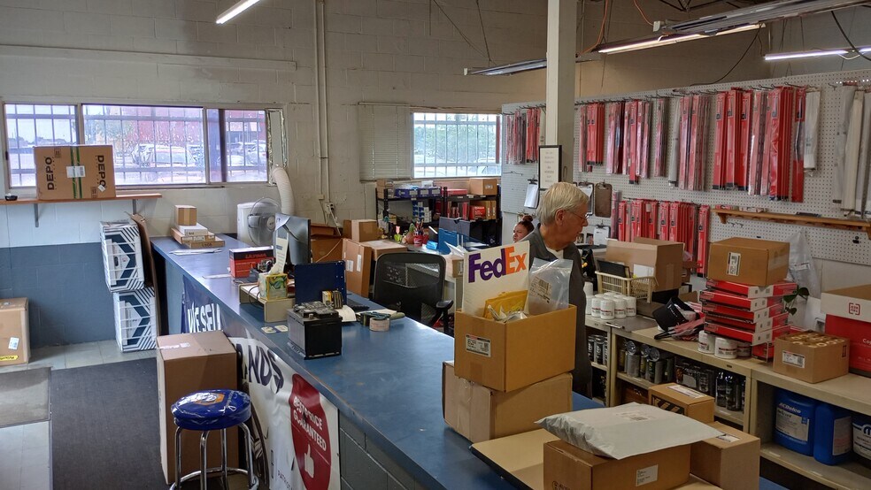 More Photos Of 520 W Kimberly Rd, Davenport Auto Dealership For Lease