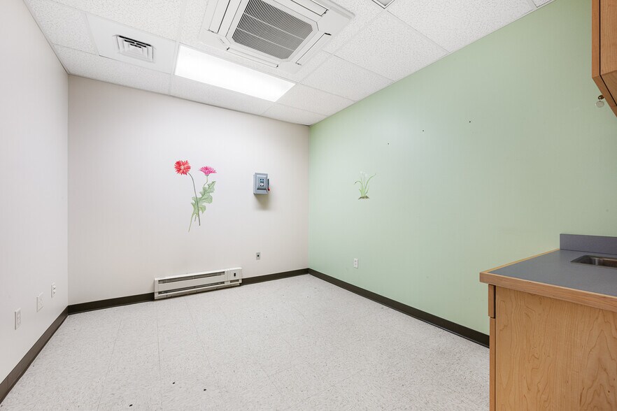 More Photos Of 183 Providence New London Tpke, North Stonington Unknown For Lease