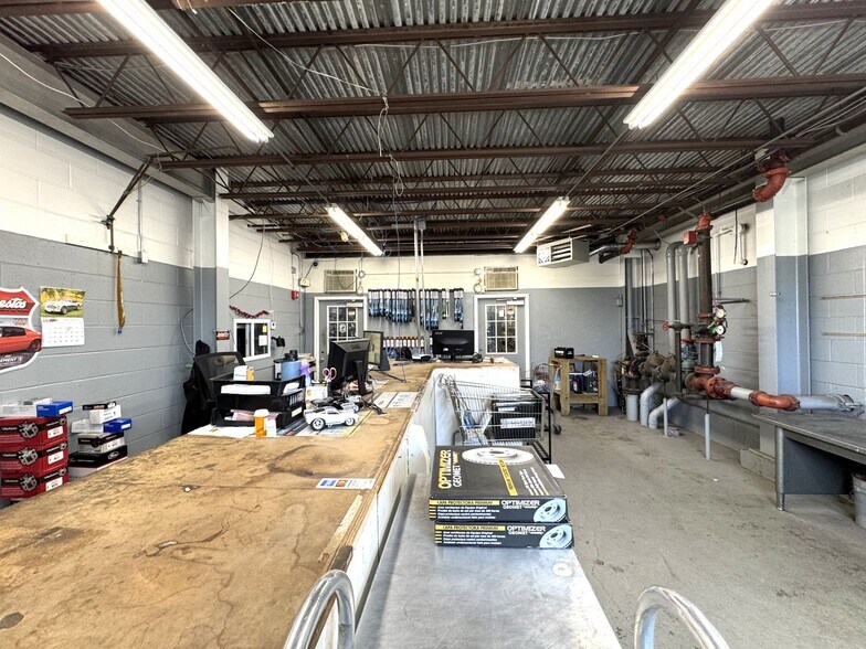 More Photos Of 4 Betty St, Everett Flex For Lease