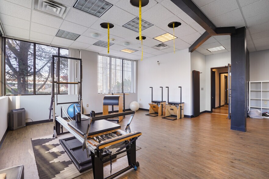 More Photos Of 10 E Willow St, Millburn Office For Lease