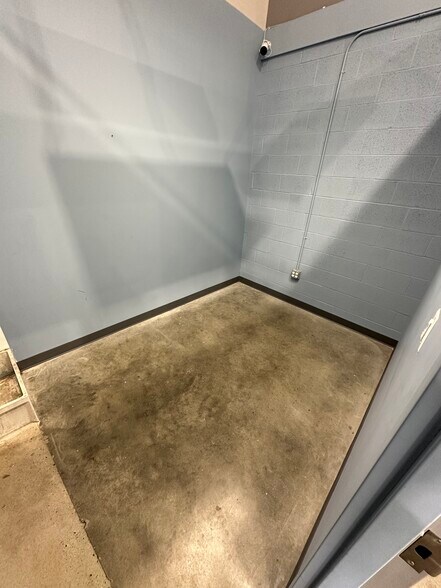 More Photos Of 287 Sunset Park Dr, Herndon Showroom For Lease