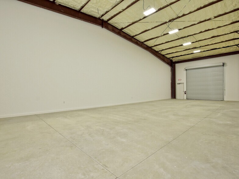 More Photos Of 401 S Chitalpa St, Leander Flex For Sale