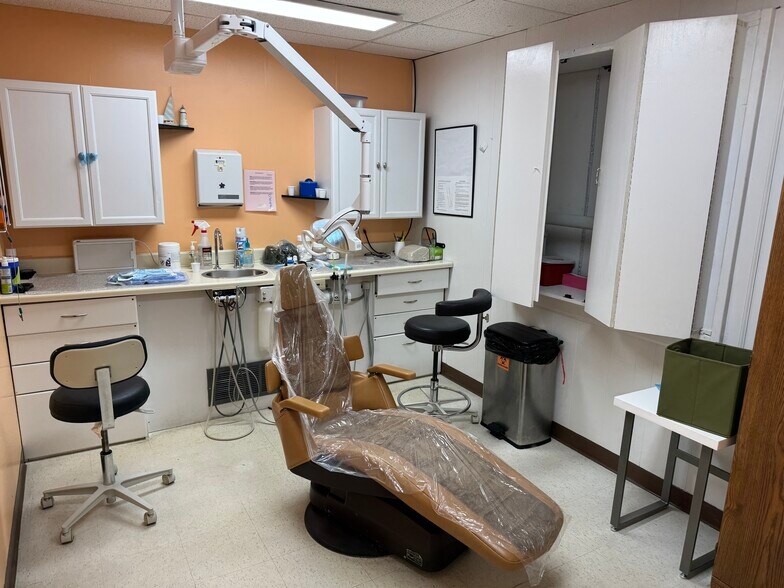 More Photos Of 444 S Meridian St, Ravenna Medical For Sale