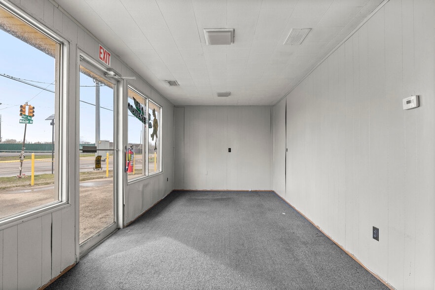 More Photos Of 6120 N Dort Hwy, Flint Service For Lease