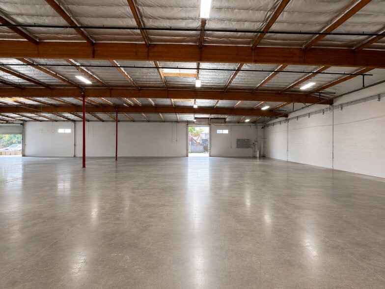 More Photos Of 15030-15040 Keswick St, Van Nuys Warehouse For Lease