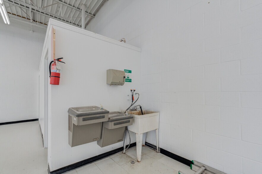 More Photos Of 5819 4th St, Lubbock Freestanding For Lease