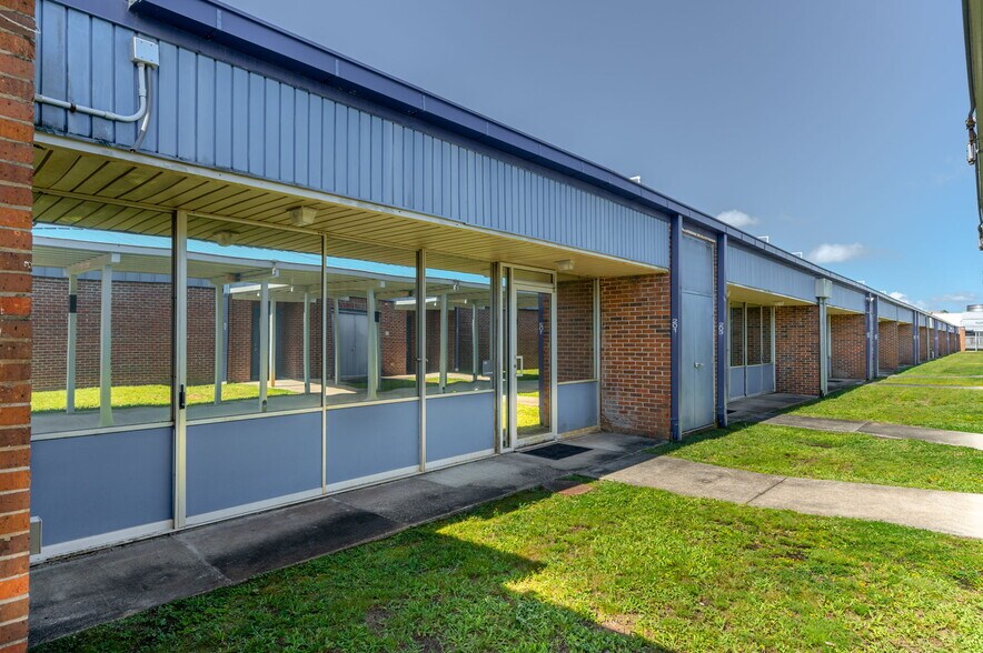 More Photos Of 320 E Miracle Strip Pky, Mary Esther General Retail For Sale