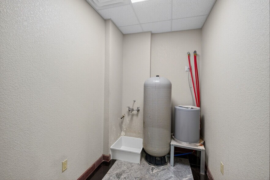 More Photos Of 16680 W Basin St, Odessa Warehouse For Sale