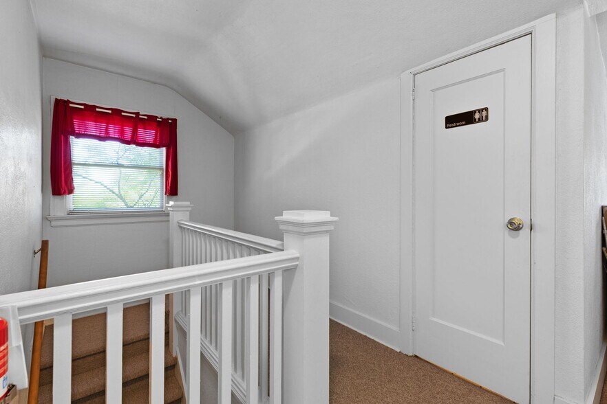 More Photos Of 16521 SE Powell St, Portland Loft Creative Space For Sale