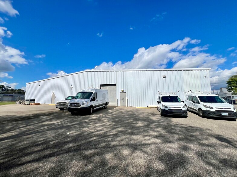More Photos Of 552 E Russell St, Fayetteville Showroom For Sale