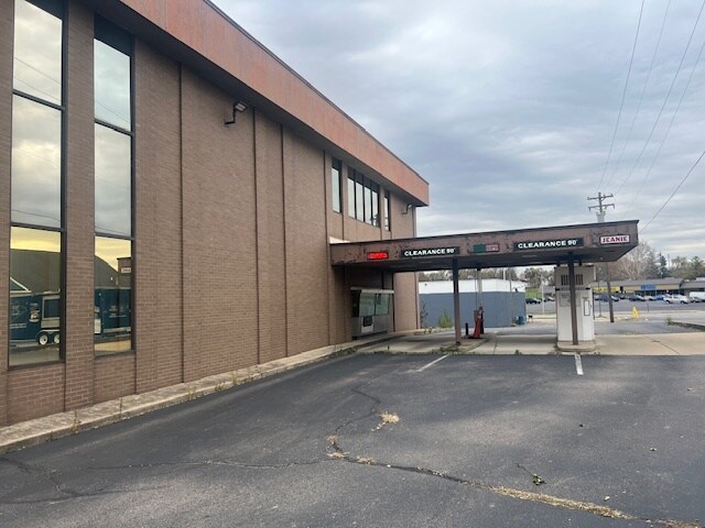 More Photos Of 660 N University Blvd, Middletown Office For Sale